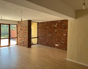 Vanzare apartament 4 camere in Floresti